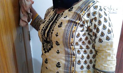 Pakistani Muslim Aysha Aunty is fucked by a Guy while cleaning the home - Hindi and Urdu
